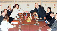 交渉の場で握手するカトラー代表補と金韓国首席代表　（写真提供　KORUS House - Korean Information Service, Embassy of the Republic of Korea,Washington,D.C.）
