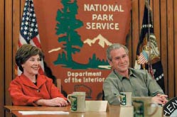 国立公園100周年イニシアティブについての議論に参加するジョージ・Ｗ・ブッシュ大統領とローラ夫人。2007年2月。（写真　White House photo by Paul Morse）