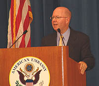 2007年８月７日に在日米国大使館で行われた記者会見で、気候変動に対応するための米国政府の取り組みについて説明するジェームズ・コノートン米国大統領府環境評議会議長（写真　在日米国大使館）