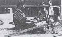 写真６　1909年に撮影された古い型の機織り機