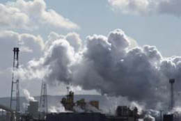 再生可能エネルギーを利用して温室効果ガスの排出量を抑制することが大切である （写真　FreeFoto.com）