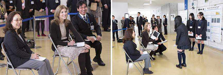 横浜サイエンスフロンティア高校の学生のプレゼンテーションを聞くケネディ大使
