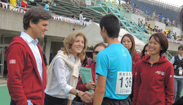 2014年に福岡で開催された第6回スペシャルオリンピックス日本夏季ナショナルゲームに参加した選手を激励するケネディ大使