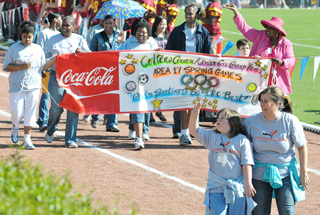 2010年にジョーンズ・カントリー・ジュニア・カレッジで行われたスペシャル・オリンピックス地区大会のパレード (AP Photo/The Hattiesburg American, Matt Bush)
