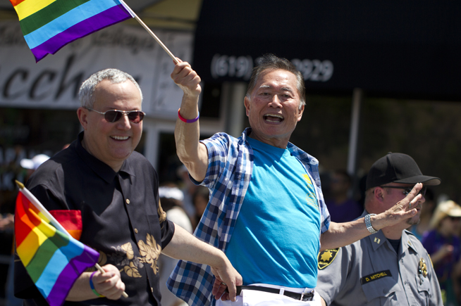 2013年、サンディエゴでのゲイ・パレードに参加するジョージ・タケイ氏 （©AP image）
