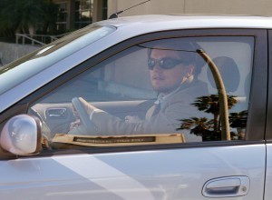 ハイブリッド車を運転するレオナルド・ディカプリオ (AP Images)