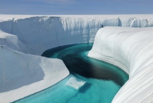 氷河の融解でできた深さ46メートルのグリーランドのバースデー・キャニオン(Extreme Ice Survey/James Balog)