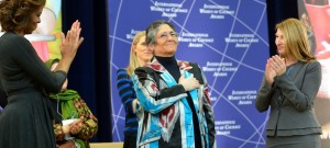 2014年「国際勇気ある女性賞」を受賞したタジキスタンのオイニホ・ボボナザロバ氏（中央）をたたえるミシェル・オバマ大統領夫人（左）とヒギンボトム国務副長官（国務省）