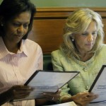 メニューを見るミシェル・オバマとジル・バイデン副大統領夫人。２人は共に退役軍人とその家族を支援するプロジェクトの創設に取り組んでいる(© AP Images)