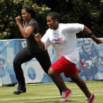 フィットネスを奨励する「身体を動かそう」(Let’s Move!) キャンペーンで40ヤード (37メートル) 走をするミシェル・オバマ (© AP Images)