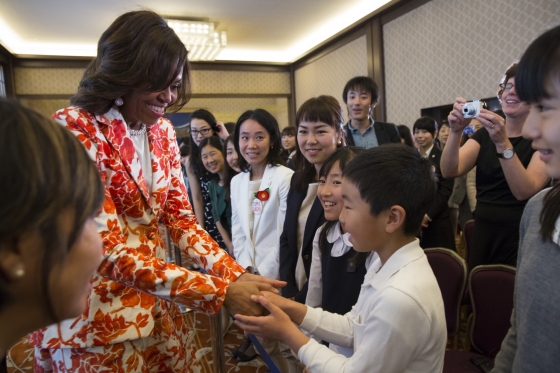 飯倉公館に集まった子どもたちと握手するミシェル夫人。2015年３月19日 (Official White House Photo by Amanda Lucidon)