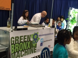ベンジャミン・フランクリン校で、生徒と一緒に学校で育てた野菜を使ってタコスを作るホワイトハウスのシェフのウィリアム・ヨセス(Courtesy of Green Bronx Machine)