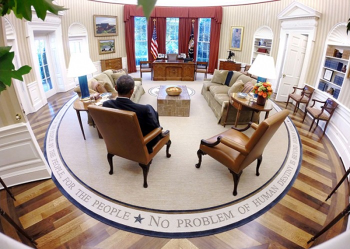 ホワイトハウスのオーバルオフィスでブリーフィング資料を読むオバマ大統領 (Pete Souza)