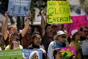 フロリダ州の集会に参加するクリーンエネルギー活動家たち (© AP Images)