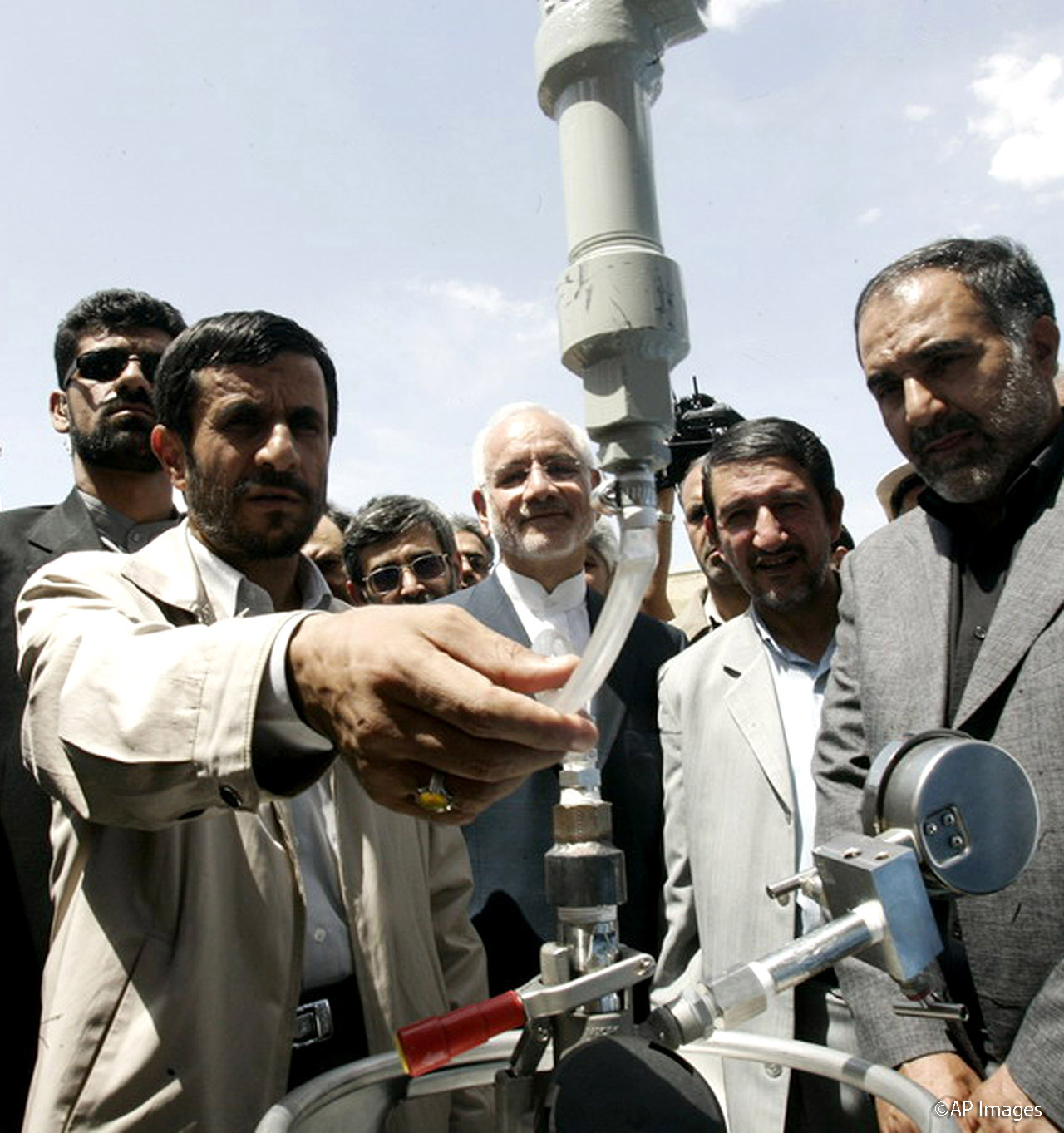 重水核施設を訪れるイランのアフマディネジャード大統領。平和目的の施設であるとするイラン政府に対し、西側の警戒は続いている（写真　© AP Images）