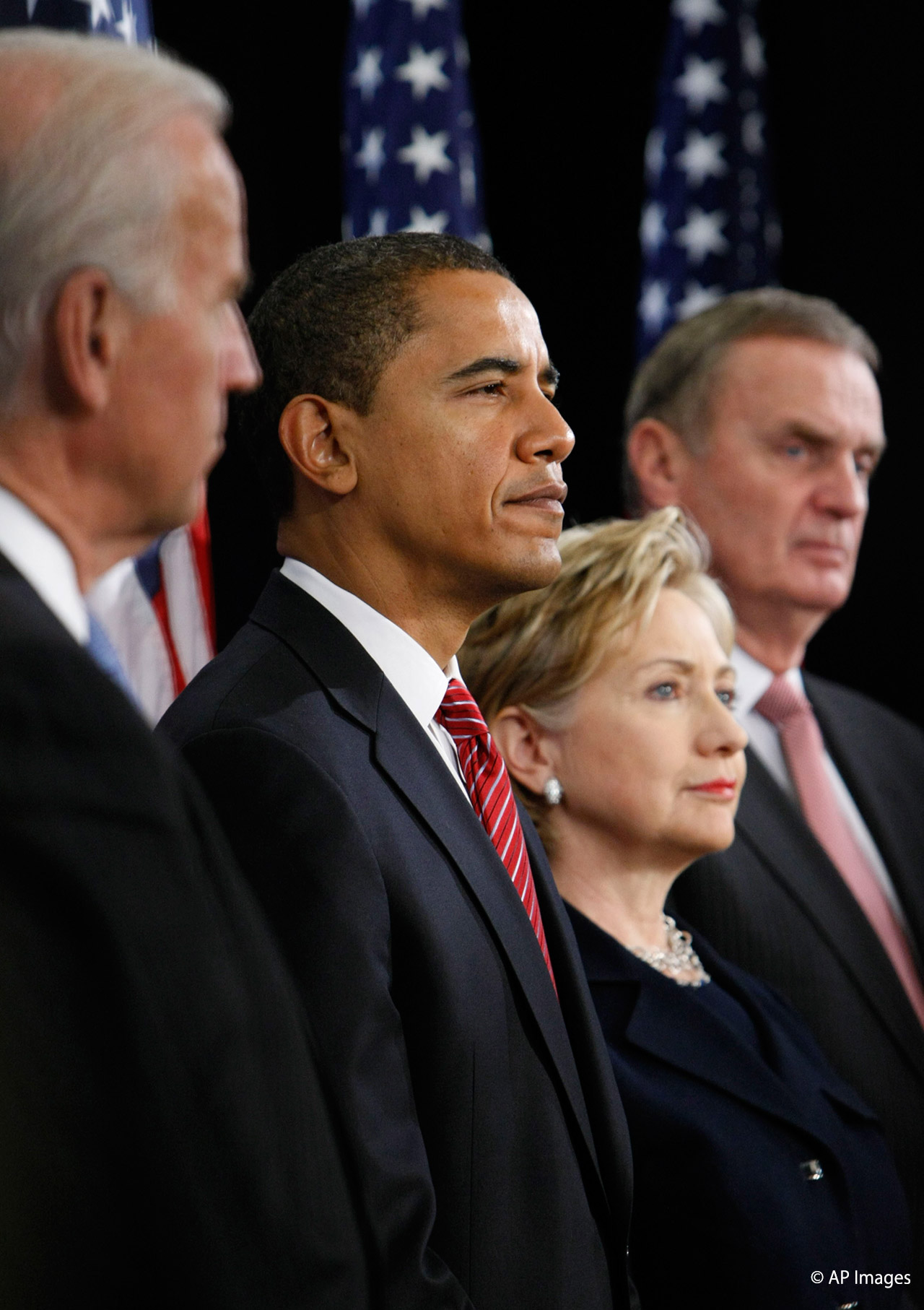 2008年12月１日、新しい国家安全保障チームを公表するバラク・オバマ次期大統領（左から２人目）　（写真　© AP Images）
