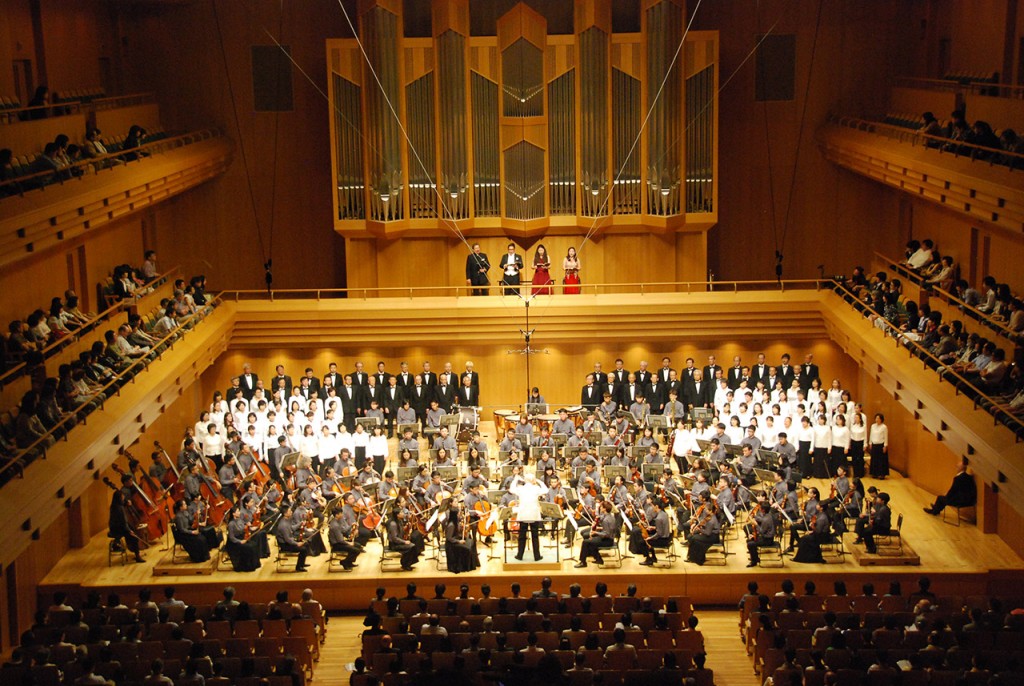 パンチャスの指揮でベートーベンの交響曲第9番を演奏するアジアユースオーケストラ（2015年8月29日、東京オペラシティ・コンサートホール）