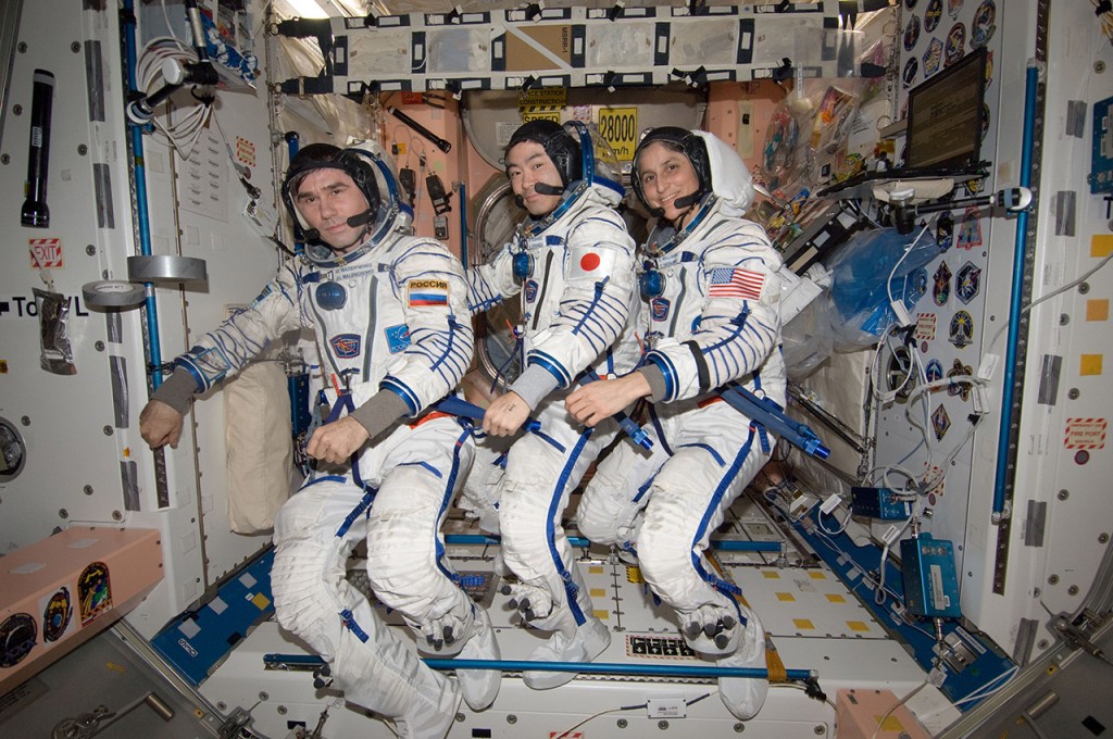 帰還に向けた準備を行う星出宇宙飛行士ら第33次長期滞在クルー / 帰還に向けた準備の一環として、気密検査を行うためソコル宇宙服を着用したユーリ・マレンチェンコ（左）、星出彰彦（中央）、サニータ・ウィリアムズ（右）宇宙飛行士 / 「ユニティ」（第1結合部） / 撮影日：2012年11月6日（日本時間）(Photo by JAXA/NASA)