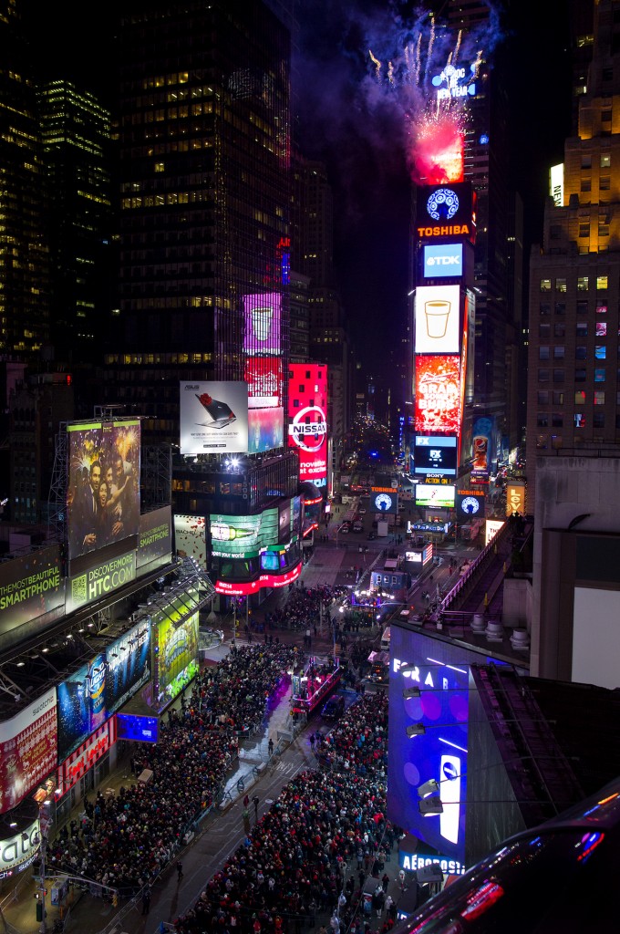 ニューヨークのタイムズスクエアでは、大晦日のカウントダウンに使われるクリスタルボールが、花火とともに定位置に据えられる(AP Photo/Craig Ruttle)