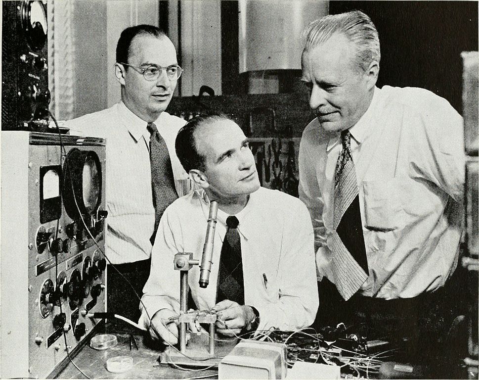 トランジスタを発明したウィリアム・ショックレー (中央) と共同発明者のジョン・バーディー(左)、ウォルター・ブラッテン(右) (Courtesy photo)