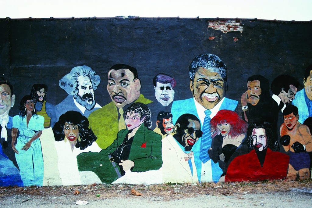 ベルガラが「歴史的に重要なアフリカ系アメリカ人の殿堂」と呼ぶ壁画。キング牧師に代わり、シカゴ初のアフリカ系アメリカ人市長のハロルド・ワシントンが壁画の中心に位置している。他にもマイケル・ジャクソン、レイ・チャールズ、プリンスがいる(© Camilo Vergara)