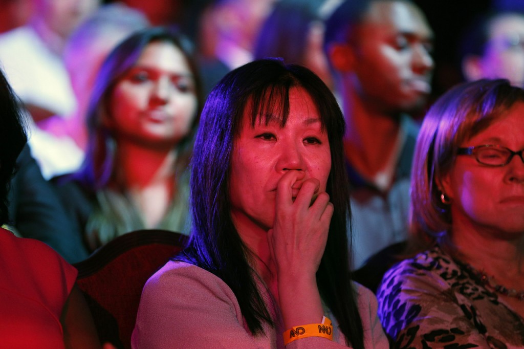 2015年10月13日ラスベガスで行われた民主党討論会を見る聴衆 (© AP Images)
