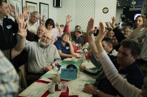 ワシントン州で投票する党員集会の参加者。各党の討論会が党員集会と予備選挙の有権者に与える影響は60パーセントである(© AP Images)