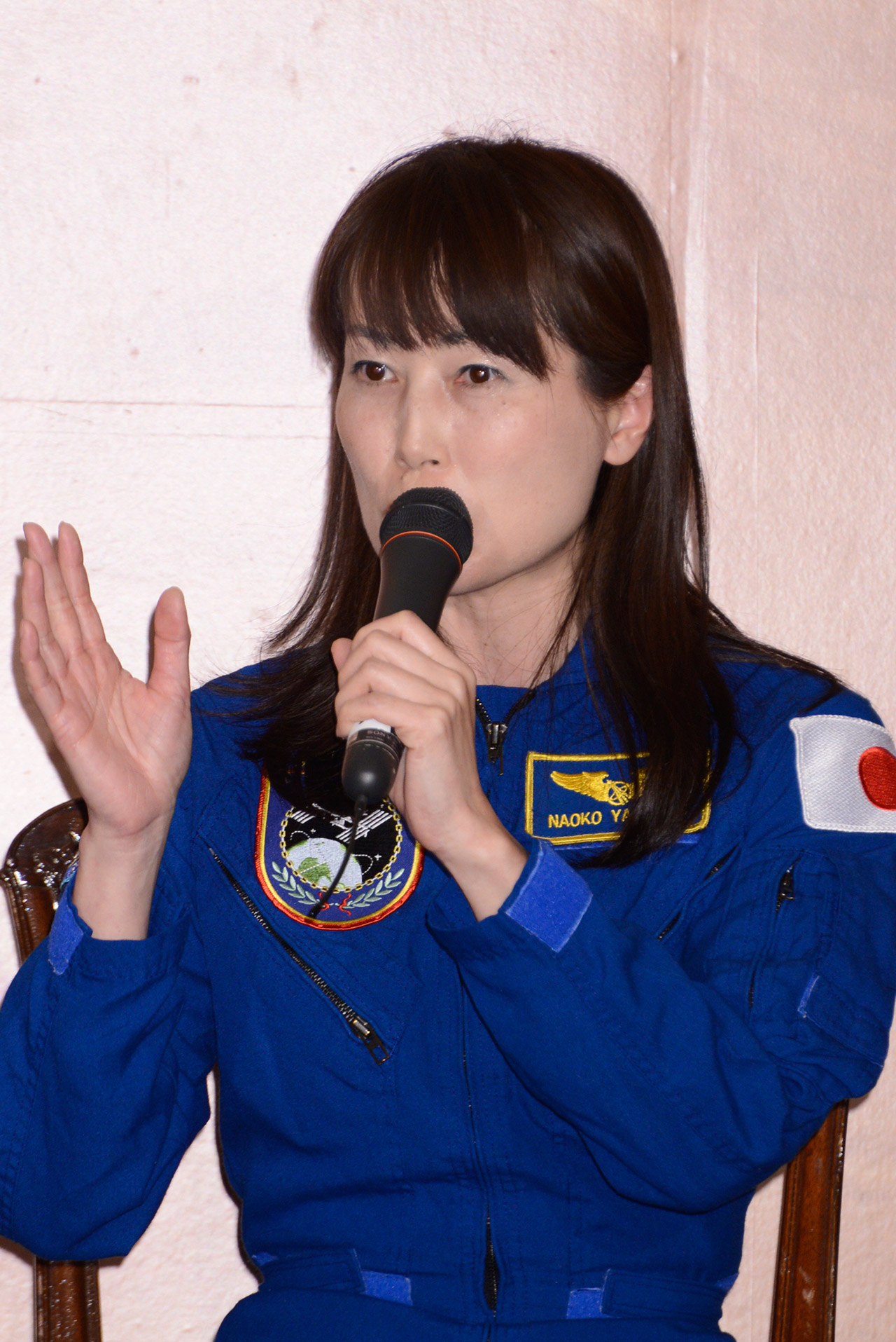 宇宙でのチームワークのありかたについて語る山崎宇宙飛行士