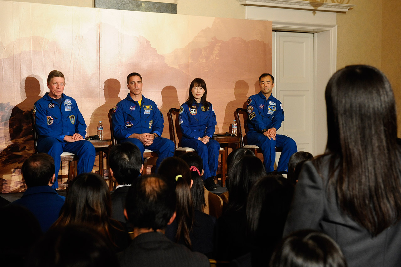 学生から宇宙のミッションについての質問を受けるゲスト宇宙飛行士の4人
