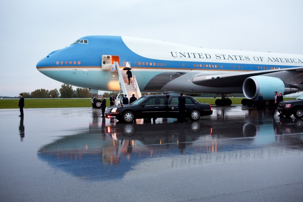 オハイオ州ノースカントンでエアフォースワンに搭乗するオバマ大統領 (White House)