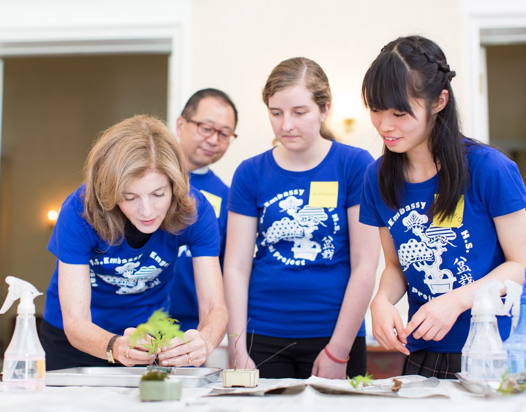 ケネディ大使に盆栽の手入れの仕方を教える都立園芸高校盆栽部の部長海阪花子さん