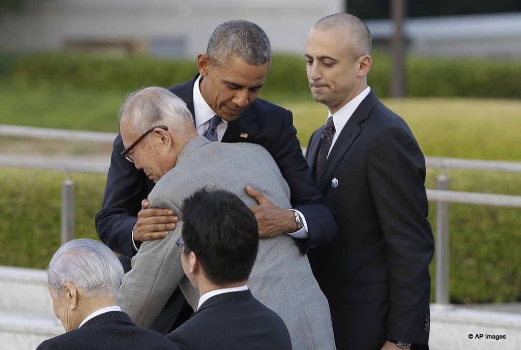 広島で原爆の犠牲になった12人の米兵捕虜の身元特定に尽力した森重昭さんを抱擁するオバマ大統領 (AP Photo/Carolyn Kaster)