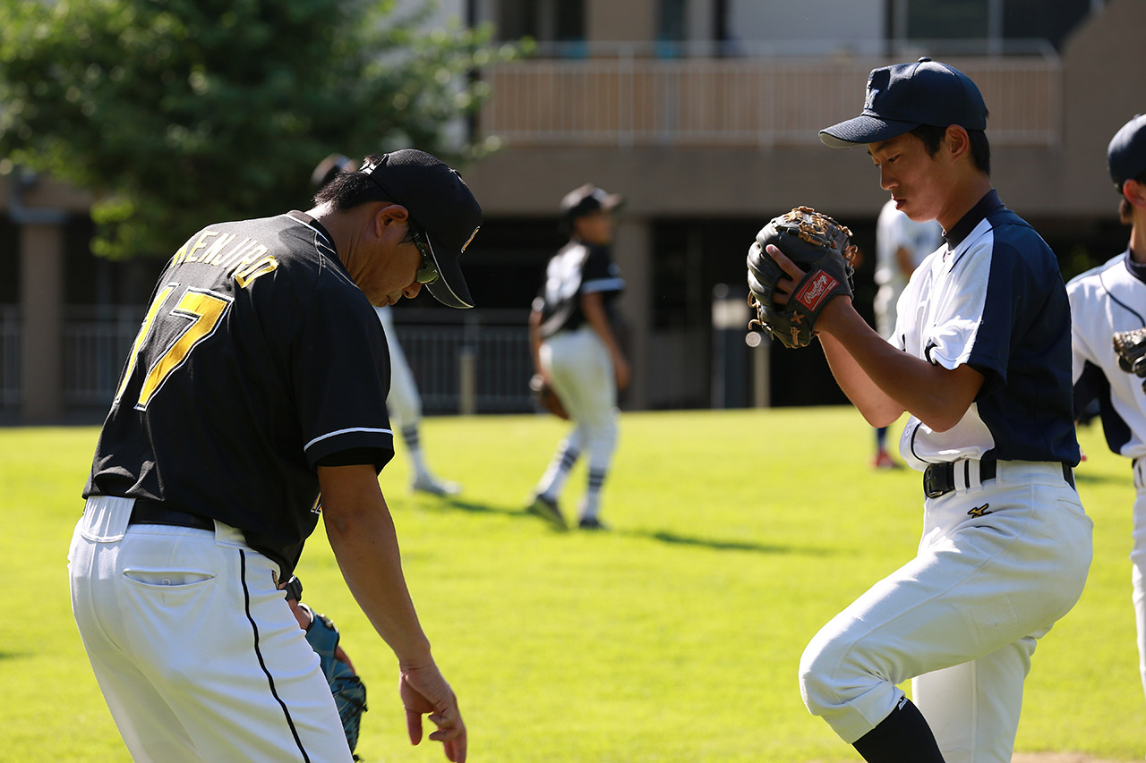 A player from the Tohoku was given advice by Mr. Kawasaki.