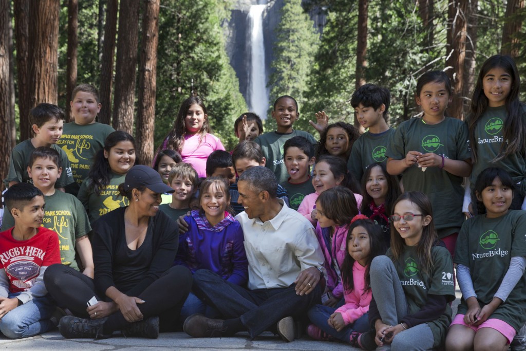 2016年6月18日にヨセミテ国立公園で開催された "Every Kid In a Park" のイベントに参加する子どもたちと記念撮影するオバマ大統領とミシェル夫人 (AP Photo/Jacquelyn Martin)