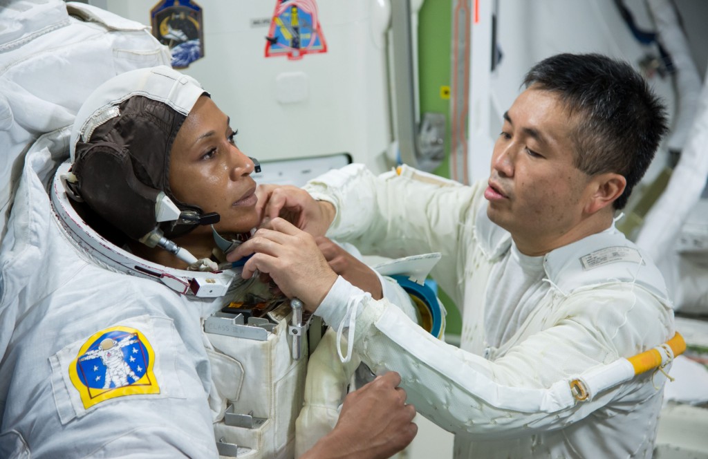 テキサスにあるジョンソン宇宙センターで、ジャネット・エプス宇宙飛行士 （左）を手伝う若田光一宇宙飛行士 (NASA)