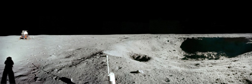 1969年にアポロ11号で月に到達した宇宙飛行士は 、フィルムカメラでつきの写真を撮影したが、このレースに参加するチームは高解像度ビデオの撮影を目的の1つとしている (NASA)