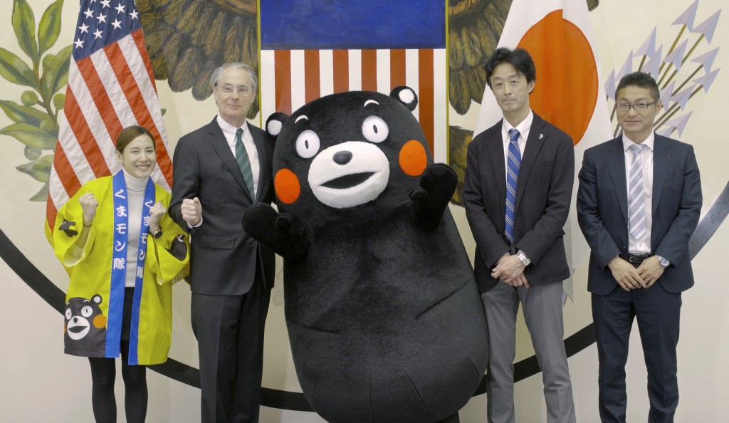Meeting with Kumamon and Kumamoto prefectural government staff.