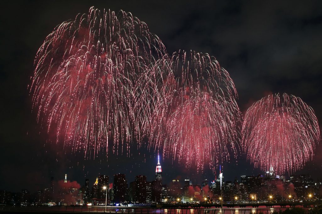 ニューヨーク・マンハッタンのイーストリバー上に打ち上げられた独立記念日を祝う花火 (AP Photo/Jason DeCrow)