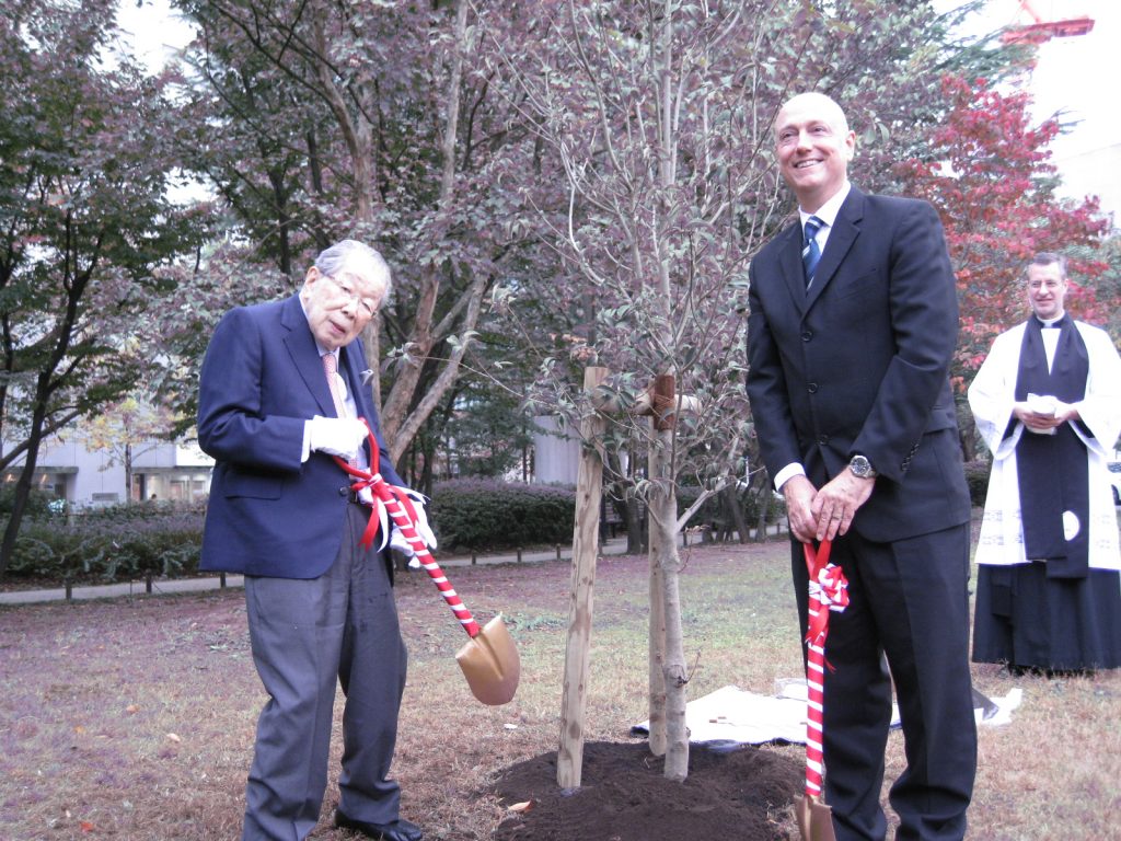 Former St. Luke's International Hospital Director Dr. Shigeaki Hinohara participates in a tree-planting ceremony at which the U.S. Embassy presented the hospital with two dogwood trees as part of the Friendship Blossoms Initiative to commemorate the 100th anniversary of Japan's gift of 3,000 cherry trees to Washington, D.C.
