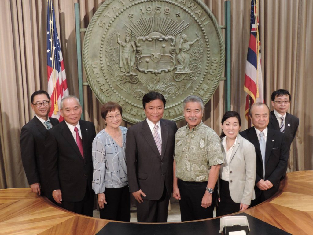 イゲ米ハワイ州知事が福岡からの訪問団を迎えた際には、サクライ首席領事（右から3人目）も同席しました