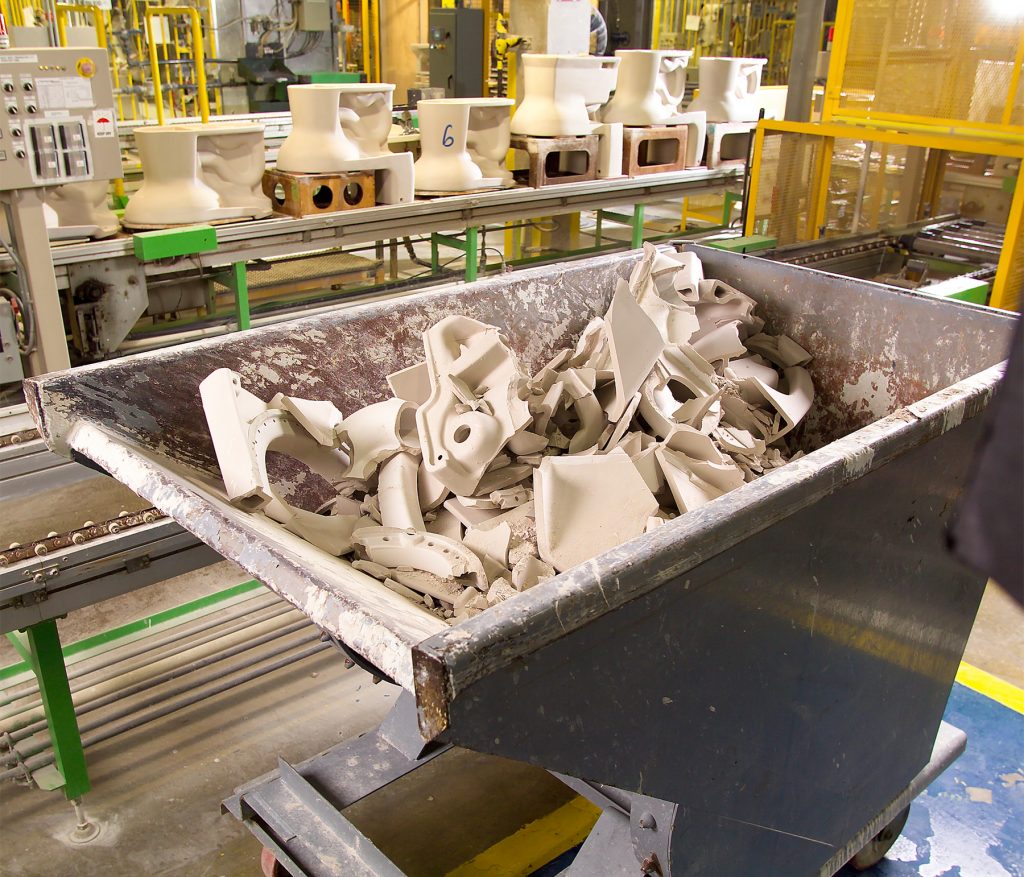 持続可能性に関する賞を受賞したTOTO。ジョージア州のモロー工場で発生する磁器の廃棄物は全て、リサイクルされタイルに加工されます (TOTO USA)