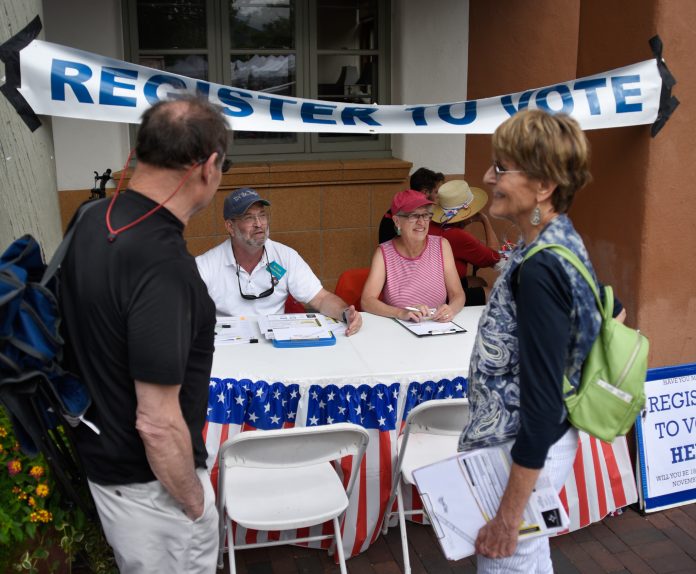 ニューメキシコ州サンタフェで有権者を登録するボランティア(© Robert Alexander/Getty Images)