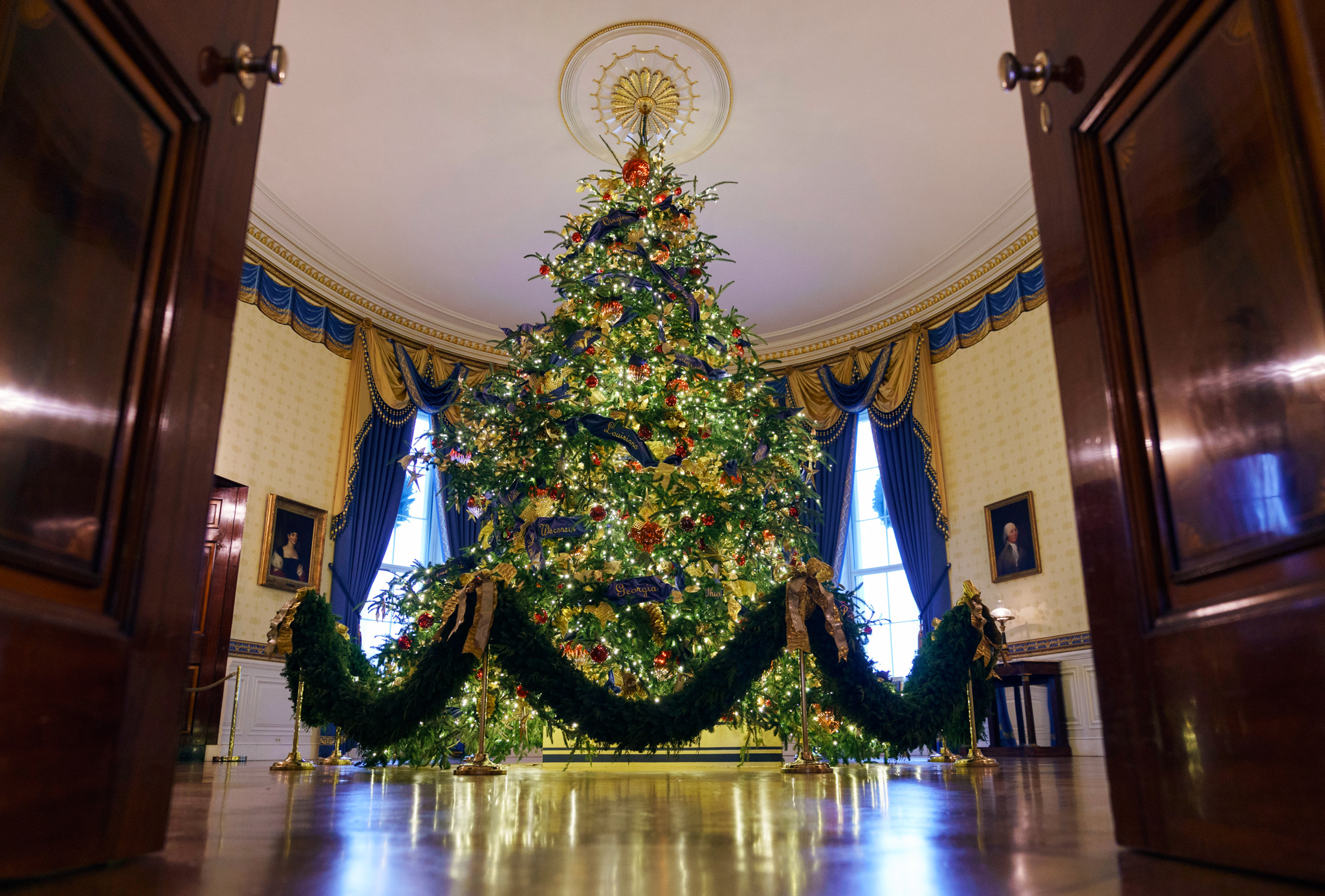 ホリデーシーズンを祝うホワイトハウスの飾りつけ « American View