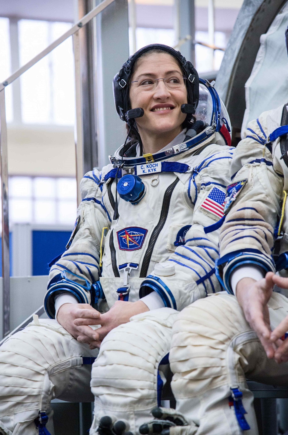 国際宇宙ステーションへの飛行前に質問を聞くクリスティーナ・コックさん (Beth Weissinger/NASA)