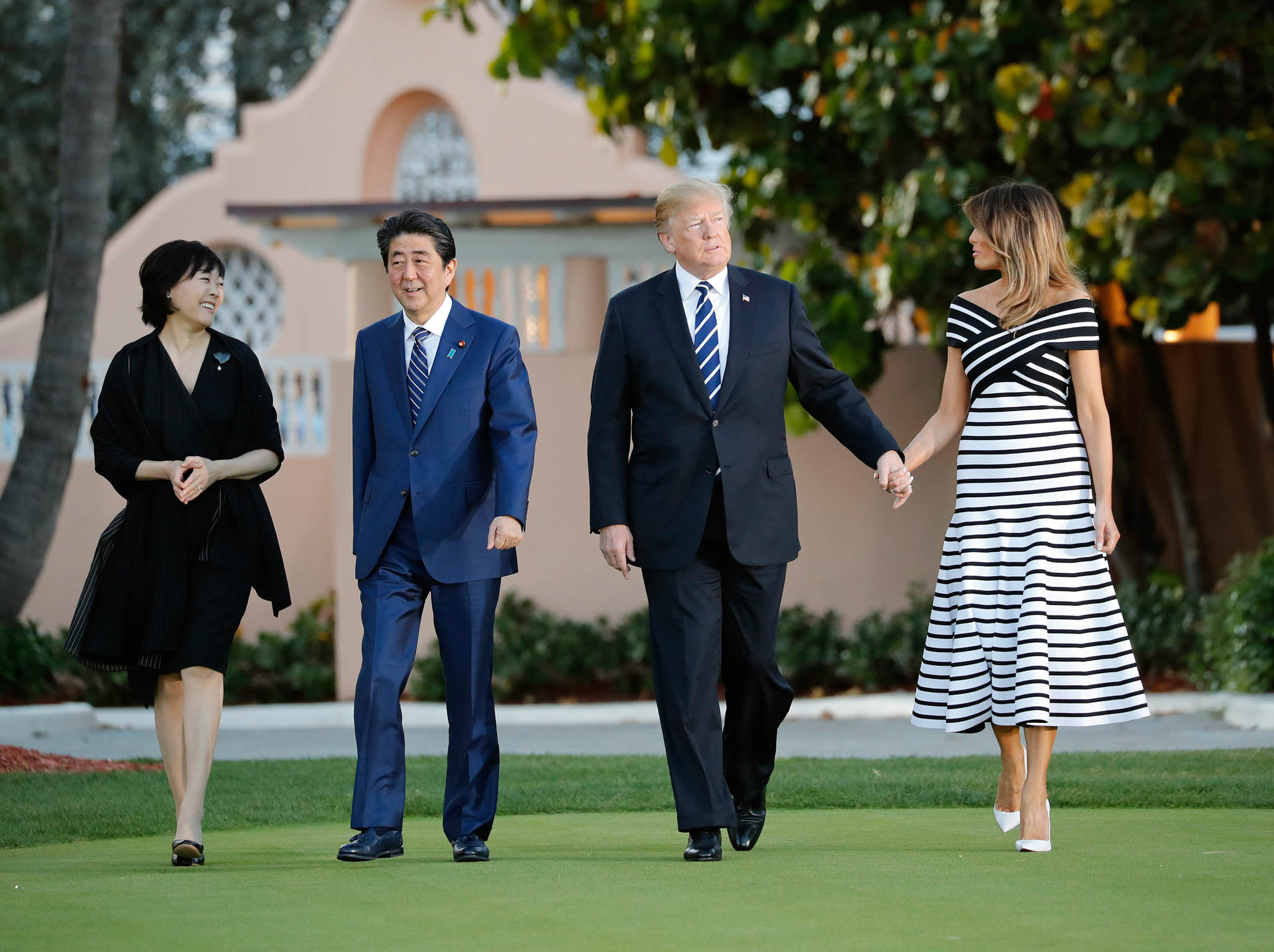 フロリダ州にあるトランプ大統領のプライベートクラブを歩く安部首相夫妻とトランプ大統領夫妻 (© Pablo Martinez Monsivais/AP Images)