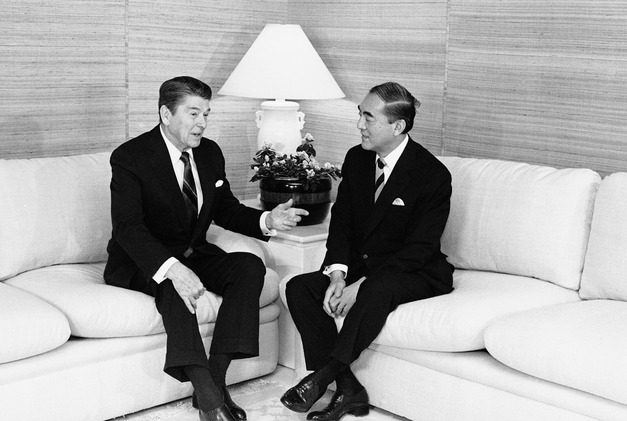 Переговоры рейгана и коля. Переговоры Рейгана и Фахда. Накасоне и Рейган. Рональд Рейган и Патриарх. Америка и Япония 1957.