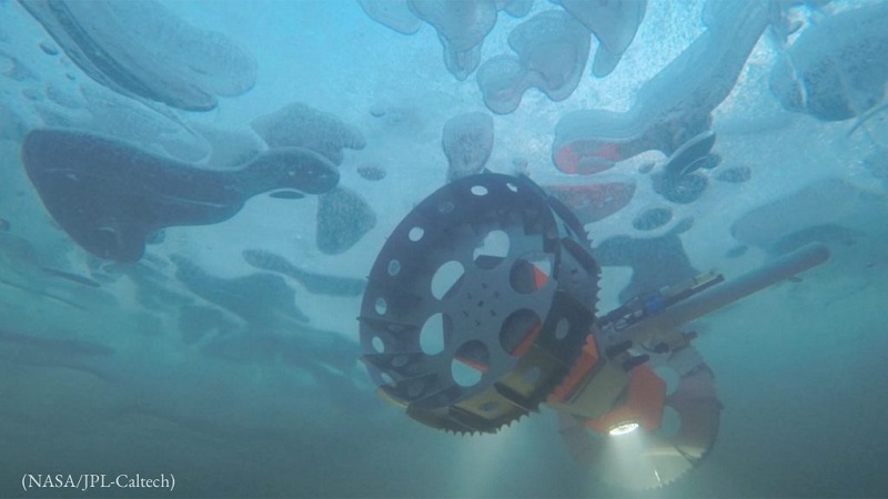 NASAが開発した海中探査ロボット。アラスカ州ウトキアグヴィク近くの北極圏の湖で、氷下の生命体を探す試験を行った (NASA/JPL-Caltech)