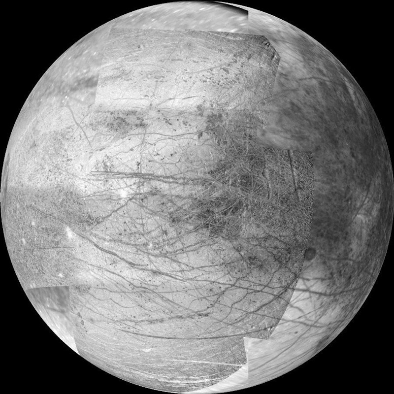 12フレームをモザイク合成した木星側のエウロパの画像。今までで最高解像度の写真である (NASA/JPL/University of Arizona)
