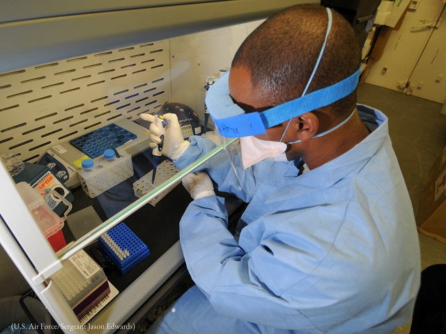 2009年、H1N1ウイルス検査でスワブサンプルからリボ核酸を抽出する米空軍のバーノン・スミス (U.S. Air Force/Sergeant Jason Edwards)