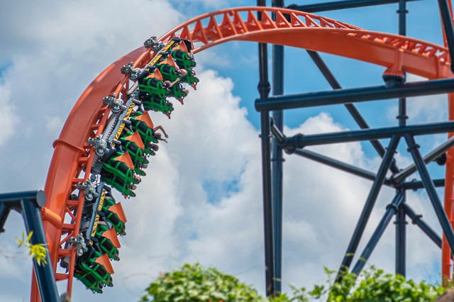 People enjoying amazing Tigris roller coaster in Tampa Bay (VIAVAL / Shutterstock)